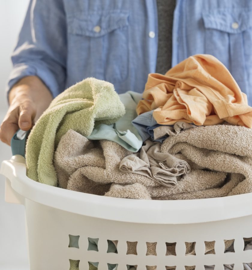 Renseri Slagelse - Person holder fyldt vasketøjskurv